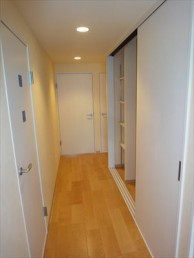 家族みんなが集まる明るいリビングに